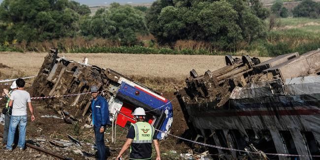 За крушение поезда в Турции задержаны двое машинистов