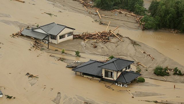 Число жертв ливневых дождей в Японии достигло почти 199 человек