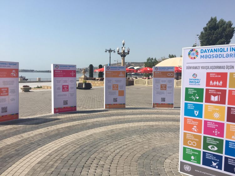 На Бакинском бульваре разместили стенды  с Целями устойчивого развития ООН