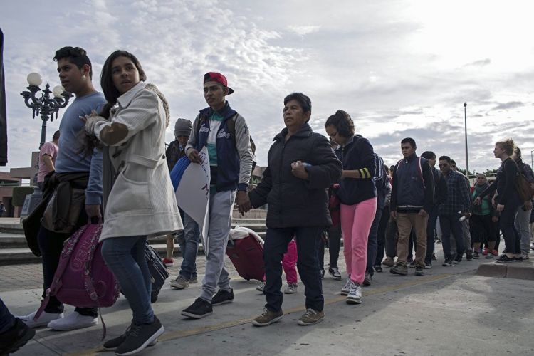 Президент Мексики попросил Помпео обеспечить воссоединение семей мигрантов