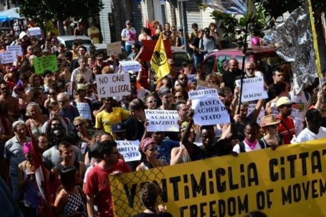 الآلاف يتظاهرون بين فرنسا وايطاليا احتجاجا على اغلاق الحدود امام المهاجرين