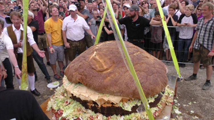 Yeni hamburger “Ginnesin Rekordlar Kitabı”na düşdü