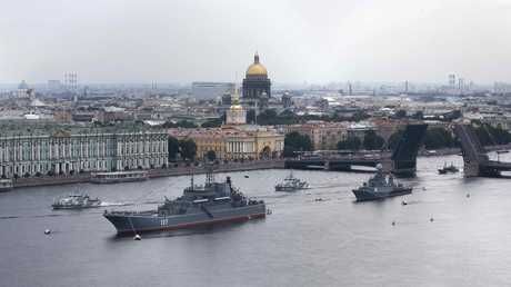 سان بطرسبورغ.. استعراض للقوات البحرية الروسية بحضور بوتين