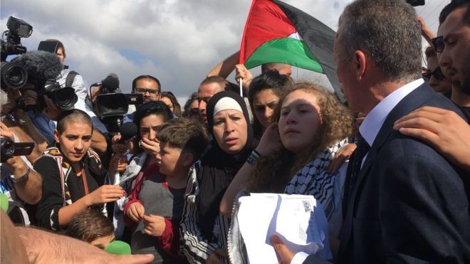 الإفراج عن الفلسطينية عهد التميمي بعد سجنها 8 أشهر إثر صفعها جنديا إسرائيليا في الضفة الغربية