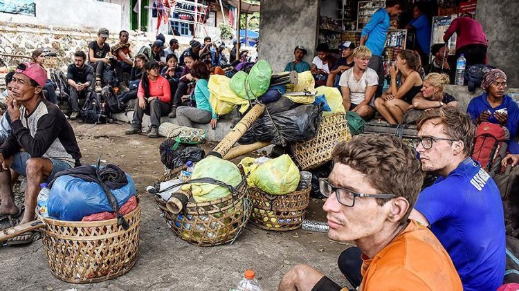 Более 500 альпинистов блокированы на горе в Индонезии после землетрясения