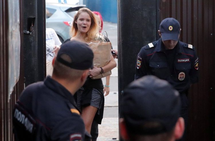 Russia S Pussy Riot World Cup Pitch Invaders Freed From Jail Lawyer
