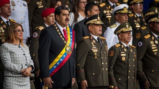 رئيس فنزويلا نيكولاس مادورو "ينجو من هجوم جوي"