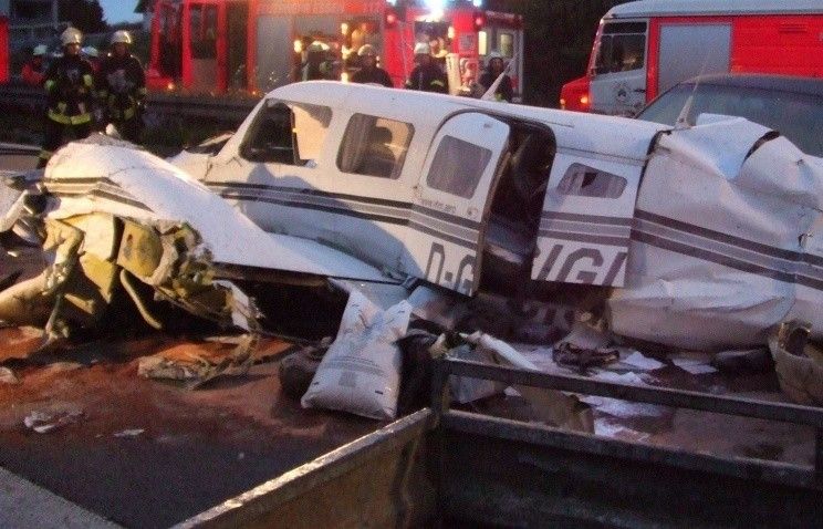 Пять человек погибли при падении двухмоторного самолёта на автопарковку в Калифорнии