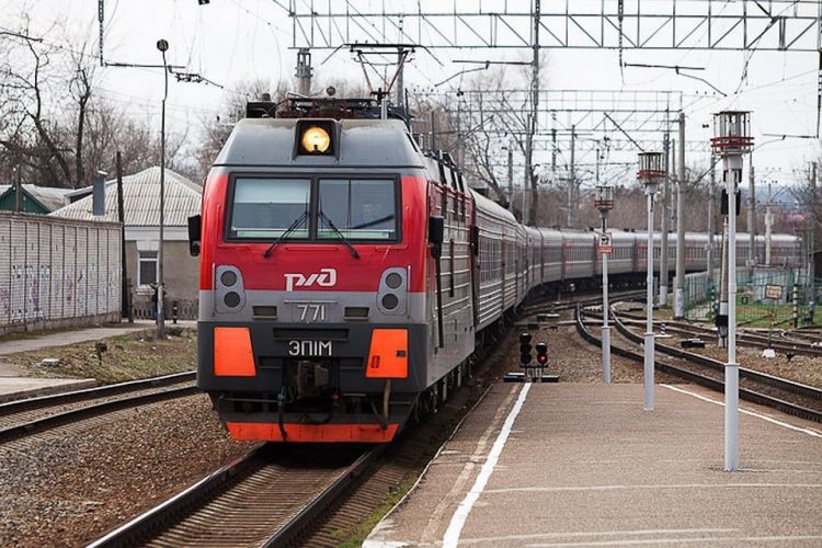 В Дагестане легковой автомобиль столкнулся с поездом, погибли трое