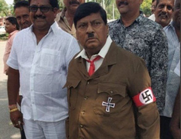 Индийский депутат пришел в парламент в костюме Гитлера