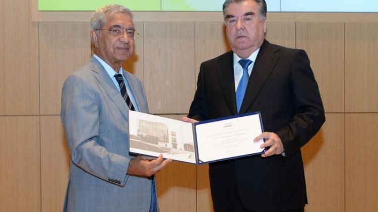 Tacikistan Prezidentinə ADA Universitetinin fəxri doktoru diplomu təqdim edildi