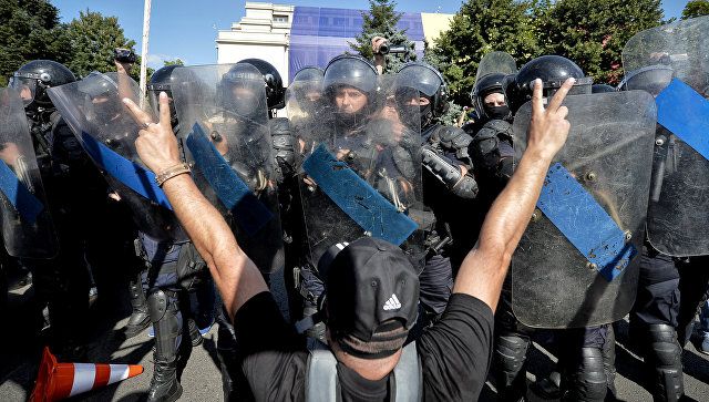 Президент Румынии потребовал расследовать действия жандармов на митинге