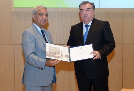 رئيس طاجكستان يقلد بشهادة الدكتور الفخري لجامعة أدا إضافة