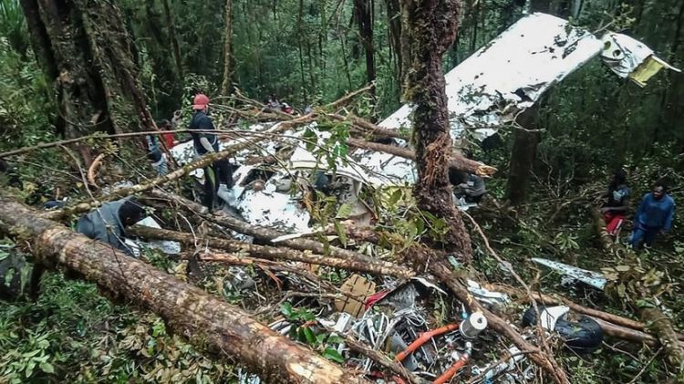 В Индонезии в результате крушения самолета погибли восемь человек