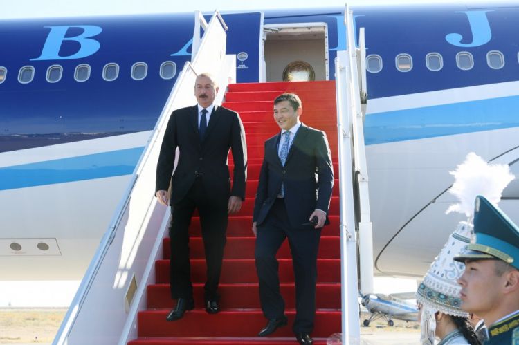 الرئيس إلهام علييف يصل الى مدينة أكطاو بكازاخستان
