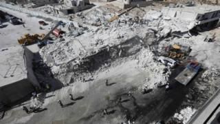 39 قتيلا في انفجار مستودع بإدلب السورية
