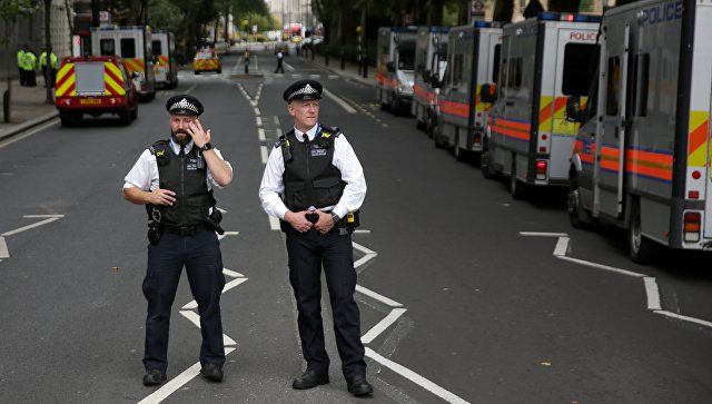 Британская полиция заявила об отсутствии опасности после ЧП у парламента