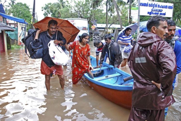 People evacuated from rooftops after Kerala floods kill 164