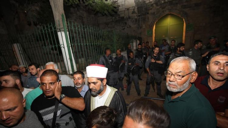 Israeli police close all gates of Al-Aqsa Mosque