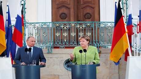 بوتين يدعو من ألمانيا لبذل كل الجهود لعودة اللاجئين السوريين إلى وطنهم