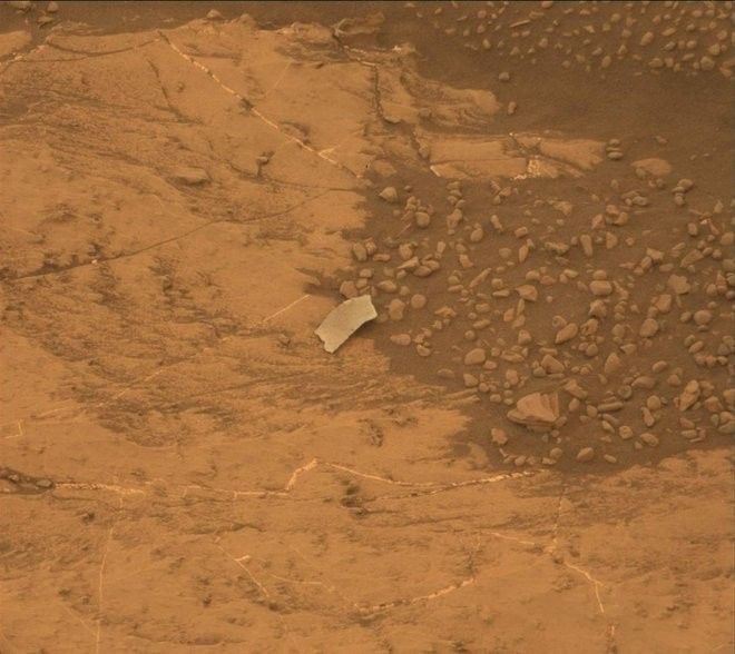 Марсоход Curiosity обнаружил на Марсе очень странный объект