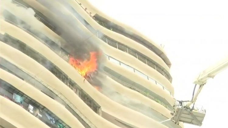 В Мумбаи не менее десяти человек заблокированы в горящем высотном здании