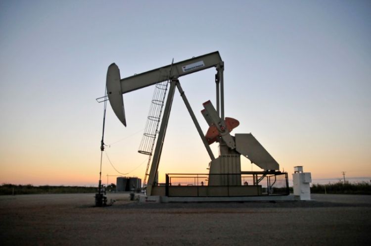 Oil tops $73 on report of U.S. inventory drop, Iran sanctions