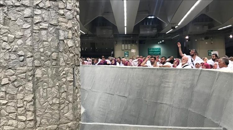 Hajj pilgrims pelt 'devil' with stones near Mecca