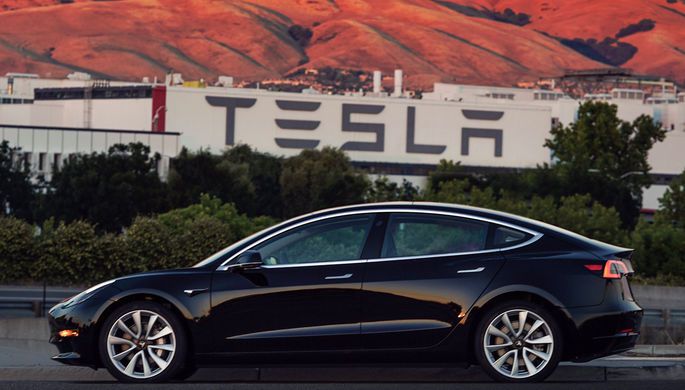 В Калифорнии загорелся завод Tesla