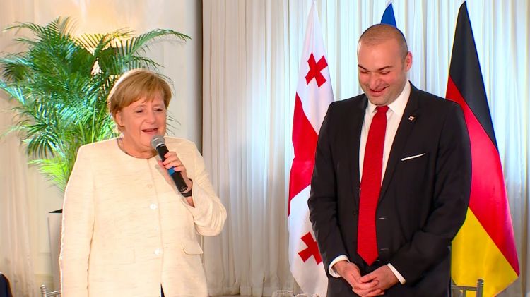 Меркель спела с грузинским ансамблем