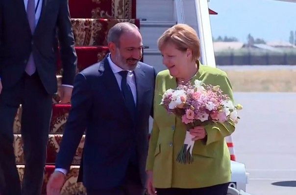Меркель прибыла с рабочим визитом в Армению