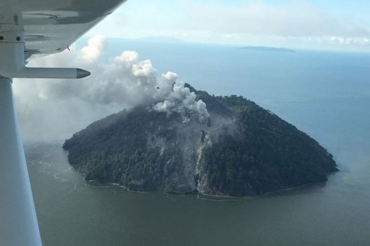 Papua New Guinea volcano erupts, forcing villagers to flee