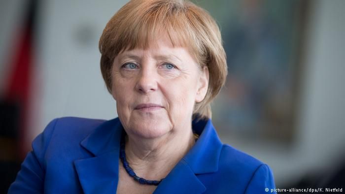 Merkel binoklla rus əsgərlərinə baxdı FOTO