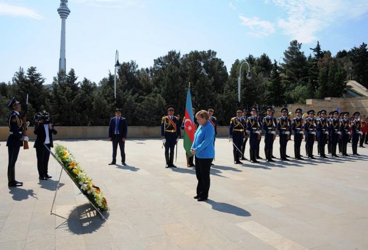 Ангела Меркель посетила Аллею шехидов в Баку