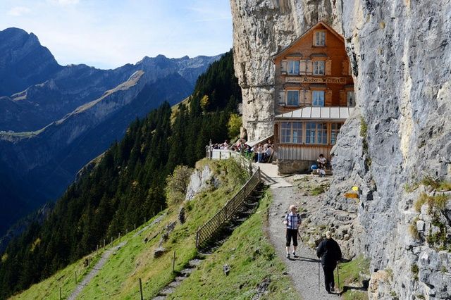 دار ضيافة سويسرية في المرتفعات تبحث عن ملاك جدد أماكن تزار مرة في الحياة