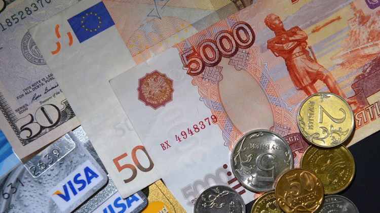 Рубль дешевеет на фоне введенных США санкций