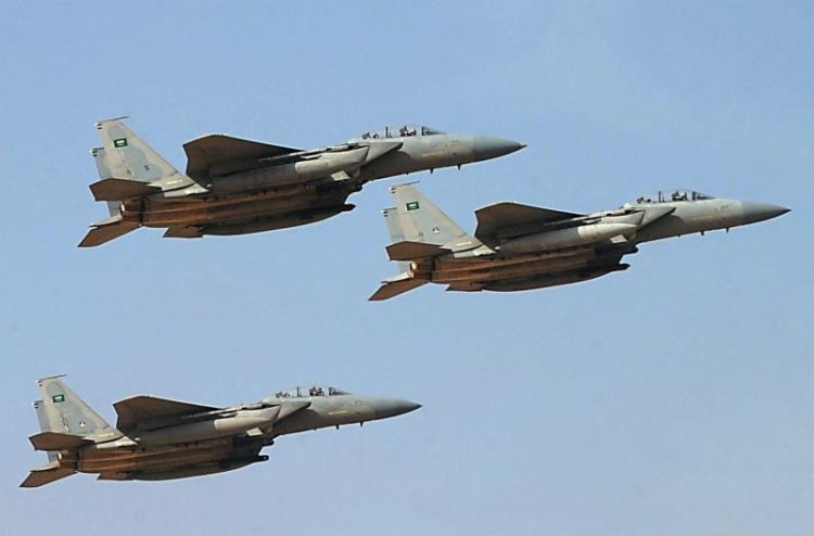 Аравийская коалиция атаковала международный аэропорт и военную базу в Йемене