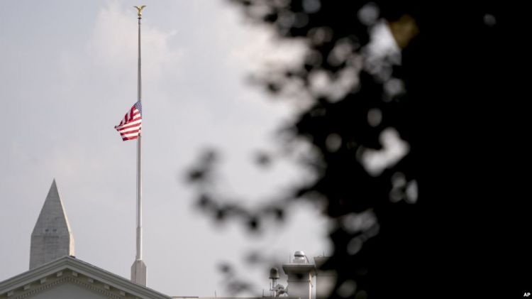 Трамп распорядился вновь приспустить флаги в память о Маккейне
