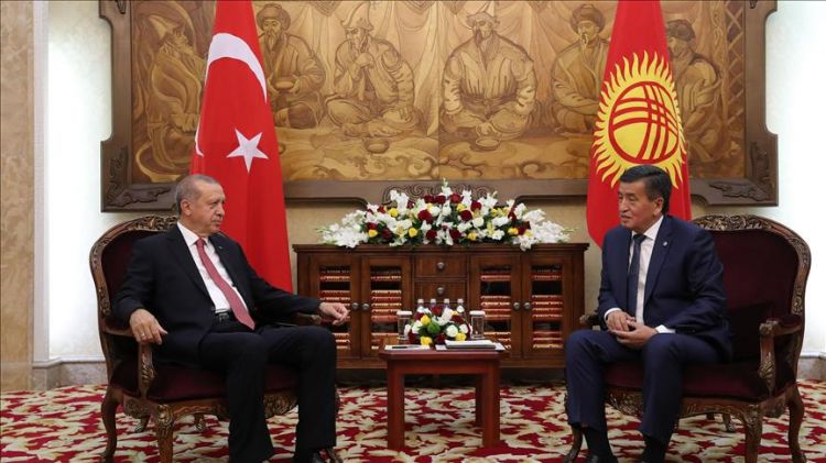 الرئيس التركي يلتقي نظيره القرغيزي في بيشكك