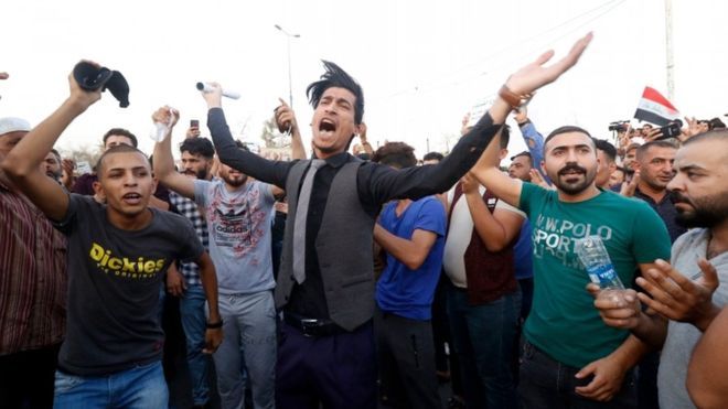 العراق: محتجون يغلقون طرقا رئيسية بالبصرة احتجاجا على الفساد وسوء الخدمات
