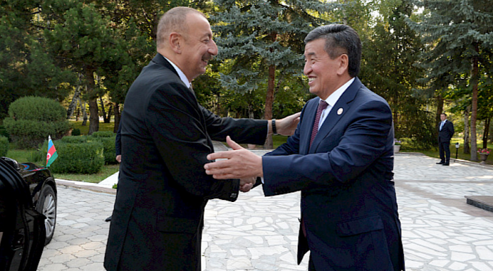إلهام علييف يلتقي رئيس جمهورية قيرغيزستان