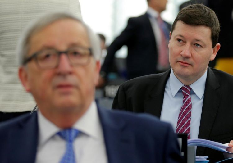 EU watchdog raps Juncker over aide's move to top job