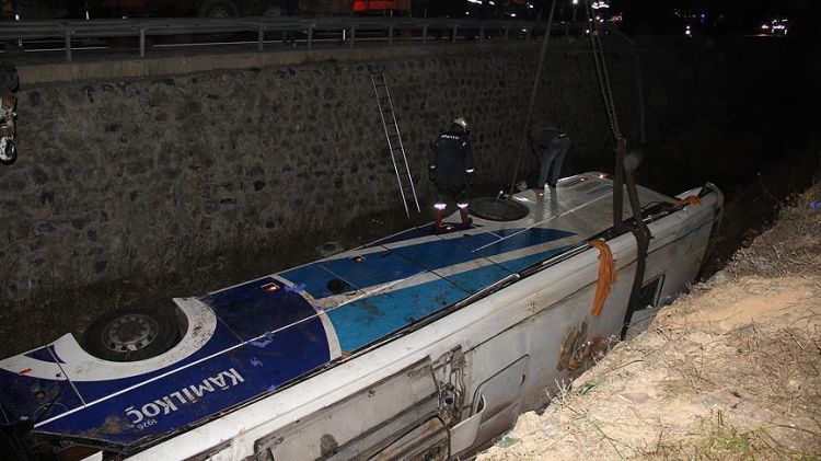 7 killed in bus crash in western Turkey