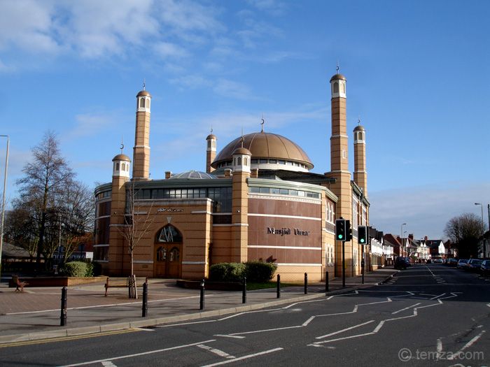 Автомобиль наехал на прихожан мечети в Лондоне