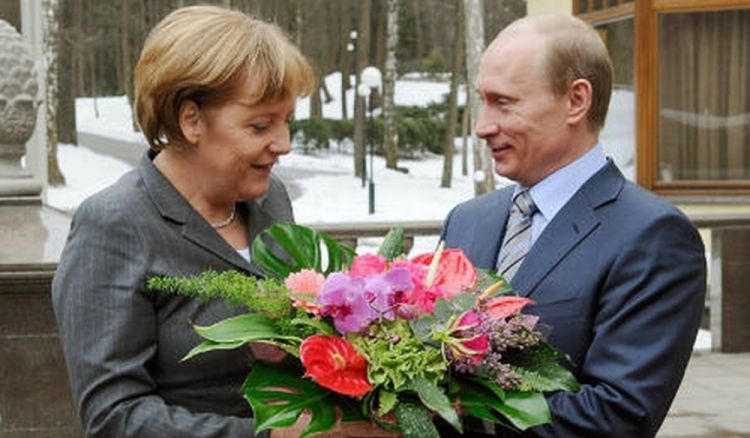 Merkel və Putin arasında telefon danışığı Suriya məsələsi müzakirə edilib