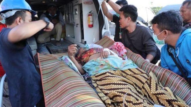 مئات القتلى والمصابين في زلزال قوي وتسونامي ضربا إندونيسيا