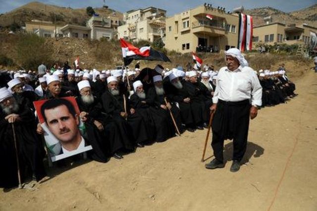 دروز الجولان يحتشدون على الحدود ويرددون هتافات مؤيدة للأسد
