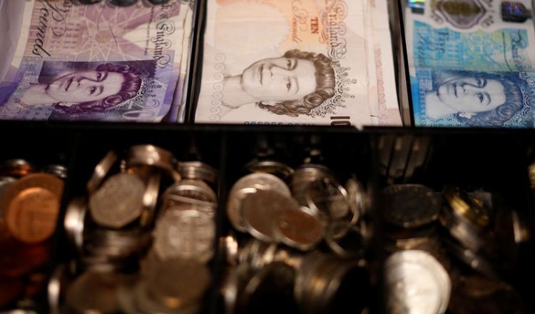 Sterling falls as worries on Brexit climb, yen strengthens