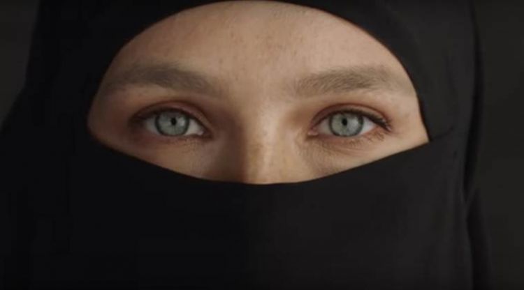 Apparel company’s niqab ad featuring Bar Refaeli receives flak for being ‘racist’ Freedom is basic?