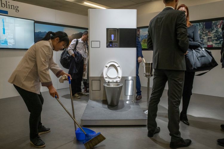 In China, Bill Gates Encourages the World to Build a Better Toilet